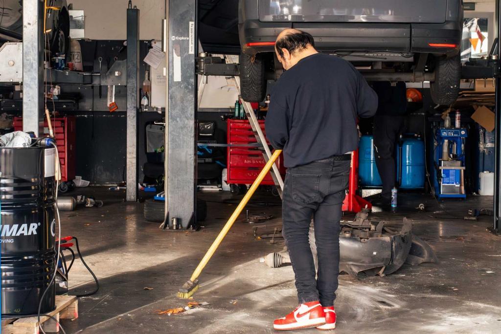 Gehandicapten die aan het schoonmaken zijn