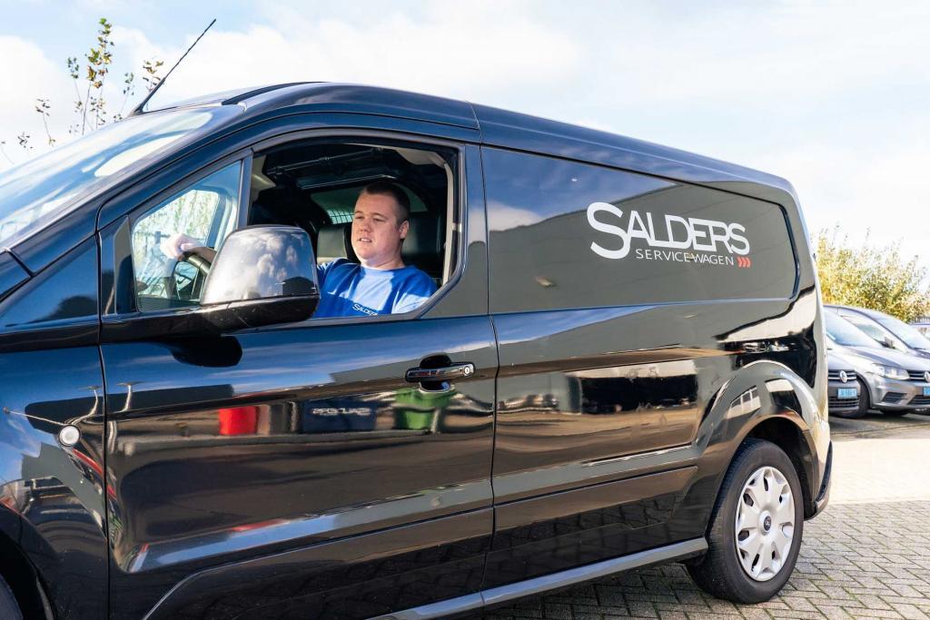 Danny in een Salders service wagen