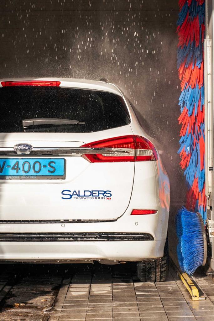 Salders taxi in wasstraat