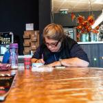 Foto van vrouw die aan het schrijven is